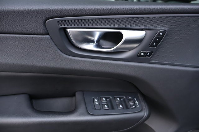 2024 Volvo XC60 Plus Dark Theme