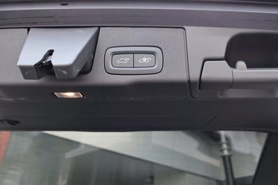2024 Volvo XC60 Plus Dark Theme