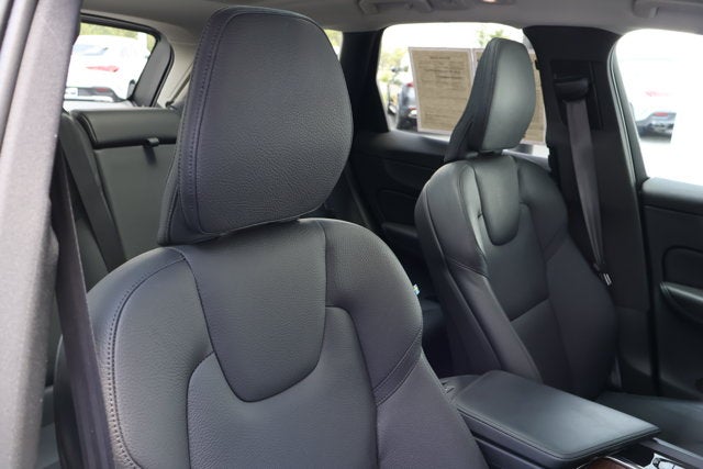 2024 Volvo XC60 Plus Dark Theme