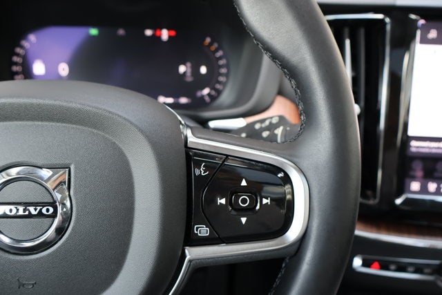 2024 Volvo XC60 Plus Dark Theme