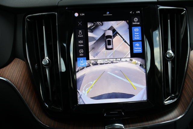 2024 Volvo XC60 Plus Dark Theme