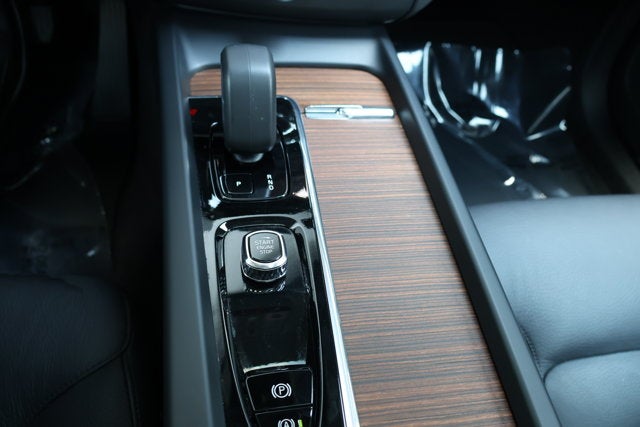 2024 Volvo XC60 Plus Dark Theme