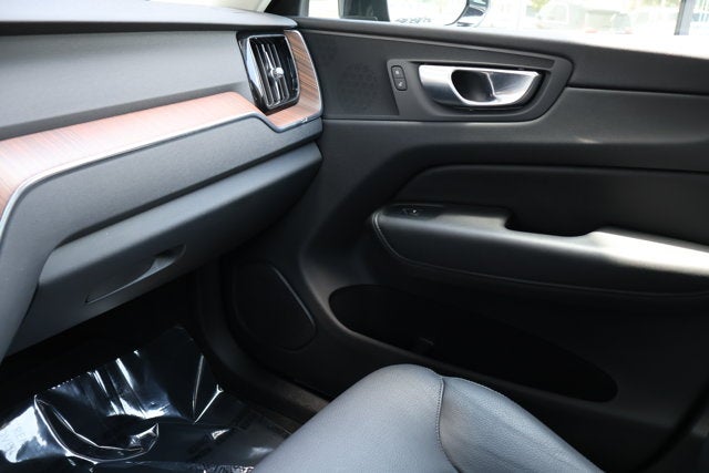 2024 Volvo XC60 Plus Dark Theme